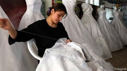 В Черновцах невесты в свадебных платьях играли в футбол и бегали