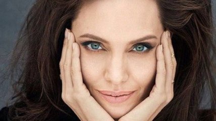 Анджелина Джоли забыла надеть бюстгальтер на встречу со священником