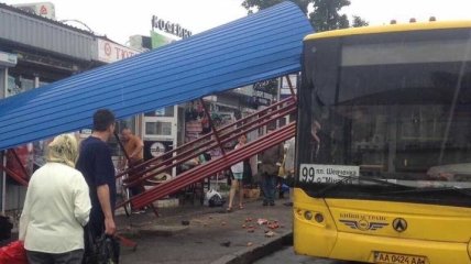 В Киеве автобус въехал в остановку