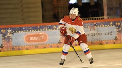 Володимир Путін грає у хокей