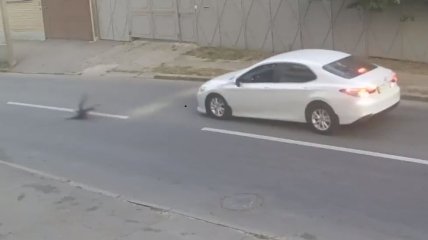 Спас рюкзак: школьник летел несколько метров от удара с автомобилем (Видео)