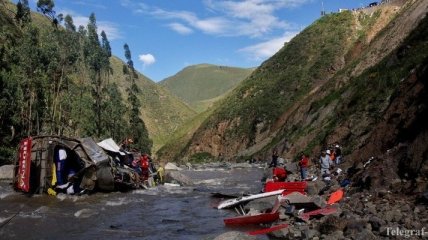 В Перу автобус упал с высоты в пруд: 11 человек погибли
