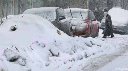 Киев в снежной ловушке - из заторов освобождают автомобили