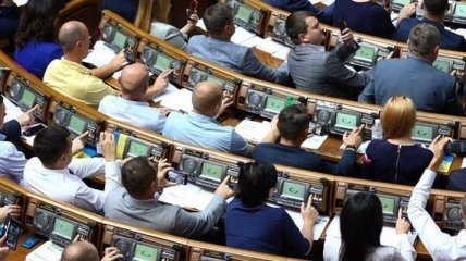 Депутаты "закнопкодавили" в новом году (Видео)