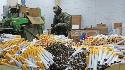На крупнейшей нелегальной табачной фабрике в Польше поймали украинцев: в чем их обвиняют (фото, видео)