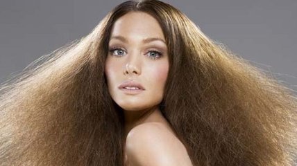 Косметологи рассказали, как правильно ухаживать за секущимися волосами