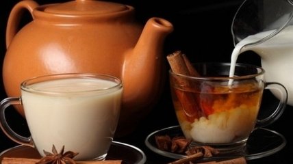 Диетологи назвали главную опасность чая с молоком
