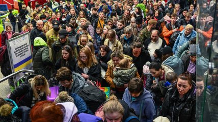 Значна частина українських біженців у Німеччині залишиться без виплат: що відбувається