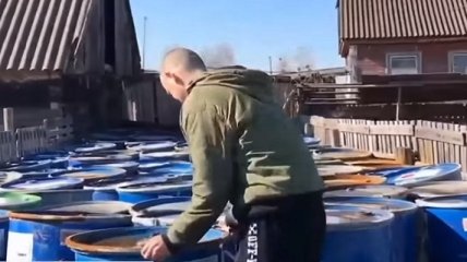 "Травит все вокруг": на Житомирщине бизнесмен устроил во дворе свалку опасных отходов (видео)