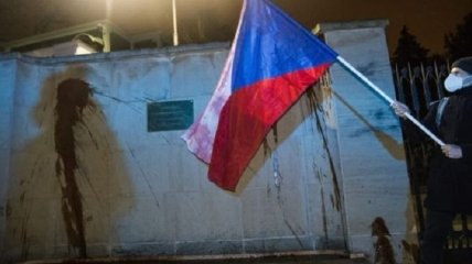 Посольство РФ в Чехии ночью облили кетчупом, а днем пикетируют студенты с антипутинскими лозунгами (фото, видео)