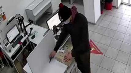 Мужчина воровал содержимое посылок на Новой почте, но преступление попало на видео