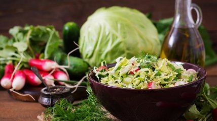 Простий та смачний салат із молодої капусти