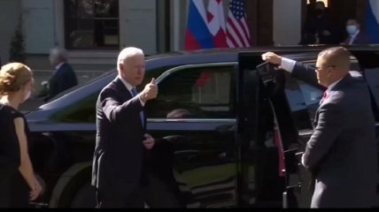 Байден ограничился одним жестом, комментируя итоги встречи с Путиным (фото, видео)