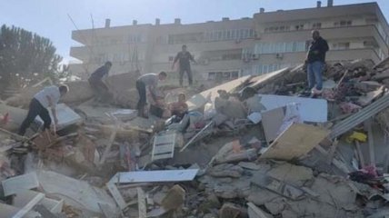 В Турции землетрясение обрушило дома: появились первые фото и видео