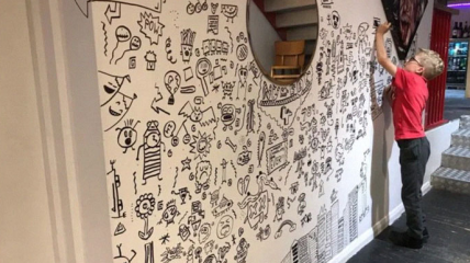 В Великобритании 9-летний школьник оформил ресторан своими уникальными рисунками: ФОТО