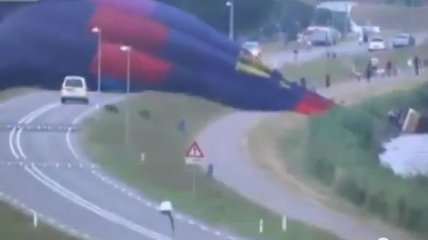 Воздушный шар с 11-ю туристами упал в воду (Видео)