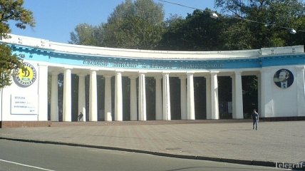 Киевляне приступили к восстановлению колоннады стадиона "Динамо" 