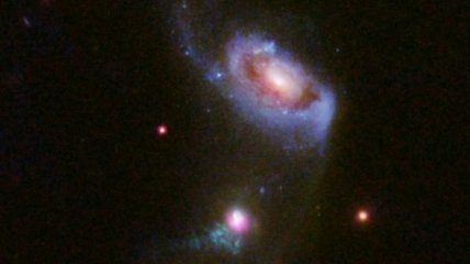 Телескоп "Хаббл" показал, как черная дыра "поедает" галактику  