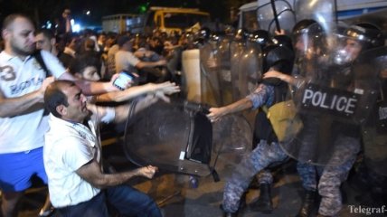 После захвата заложников в Ереване освобождены двое полицейских