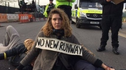 В Лондоне задержали 15 протестующих, которые блокировали дорогу