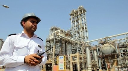 Объемы добычи нефти в Иране упали в июне до минимума за 20 лет