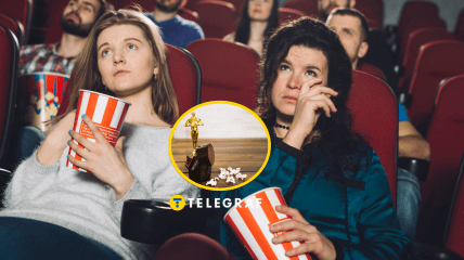 Люди смотрят фильм в кинотеатре