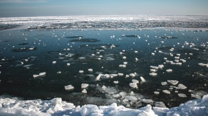 Не отличить от Арктики: опубликованы потрясающие снимки покрытой льдом Бердянской косы (фото)