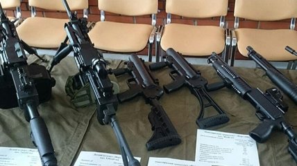Турчинову и Авакову показали оружие для спецподразделения КОРД