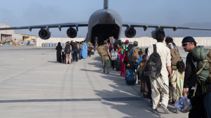 Американці вивозять десятки тисяч людей з Афганістану