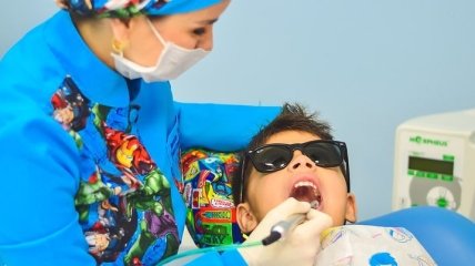 Темнеют зубы у детей: возможные причины