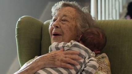 Трогательные снимки бабушек и дедушек, встретивших впервые своих внуков (Фото)