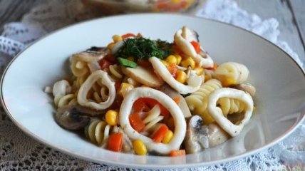 Рецепт дня: кальмары, тушеные с грибами и консервированной кукурузой