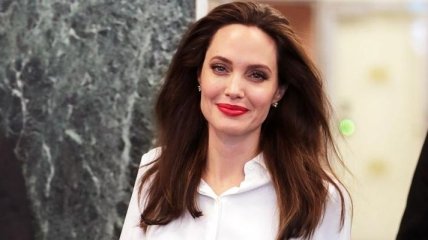 Анджелина Джоли пожаловалась на маленькие алименты от Брэда Питта 