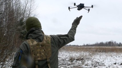 Украинский военный с дроном