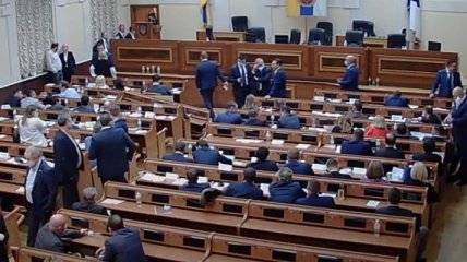 Предлагали миллионы за голос: в Одессе после стычек депутатов все же прошла сессия облсовета