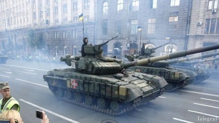 В Киеве заглох танк, ехавший на репетицию парада (Фото)