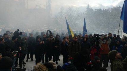 Активисты "Автомайдана" забросали двор резиденции Авакова рюкзаками