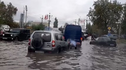 Сильный ливень затопил Севастополь: появились видео из Крыма