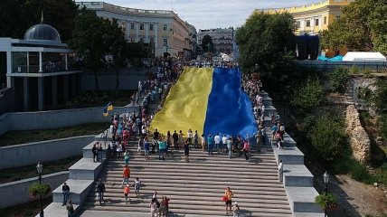 В Одессе развернули 26-метровый украинский флаг: невероятное зрелище