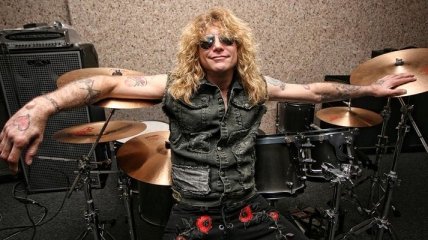 Барабанщика Guns N' Roses госпитализировали с ножевым ранением