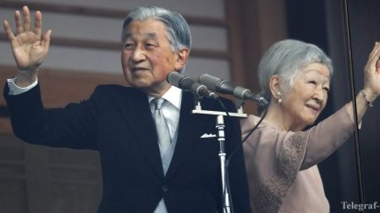 Император Японии Акихито отмечает юбилей, 75 тыс. человек пришли его поздравить 
