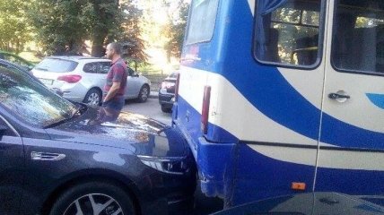 Во Львове автобус с журналистами въехал в служебное авто облсовета