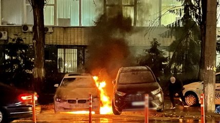 У Києві на парковці спалахнули автомобілі