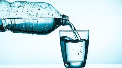 Медики назвали главные причины начать день со стакана воды