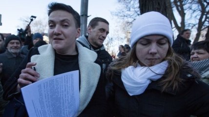 Савченко находится в изоляторе СБУ, под зданием собрались ее сторонники