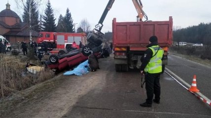 На Львівщині з водойми витягли авто з чотирма тілами