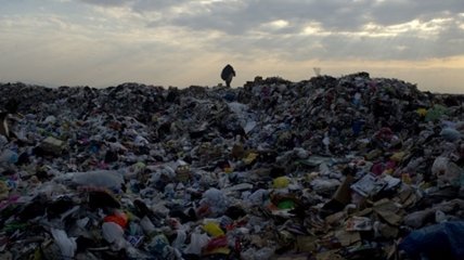 Росіяни перетворюють окупований Донбас на величезне звалище: сміття везуть за сотні кілометрів