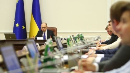 Яценюк озвучил приемлемый курс доллара для экономики Украины 