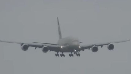 Посадка лайнера при штормовом ветре: Самолет в Лондоне садился как вертолет (Видео)