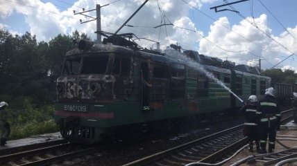 Неисправный электровоз на Харьковщине загорелся на ходу 